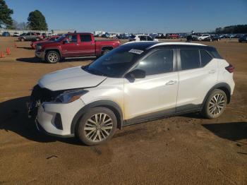  Salvage Nissan Kicks