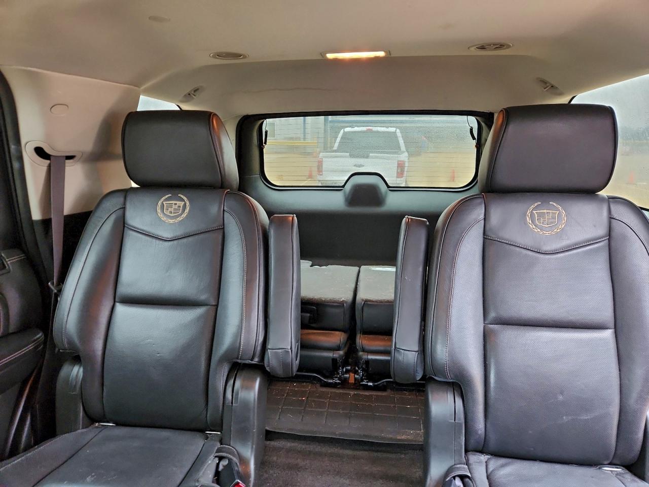 Cadillac Escalade Platinum Image 11