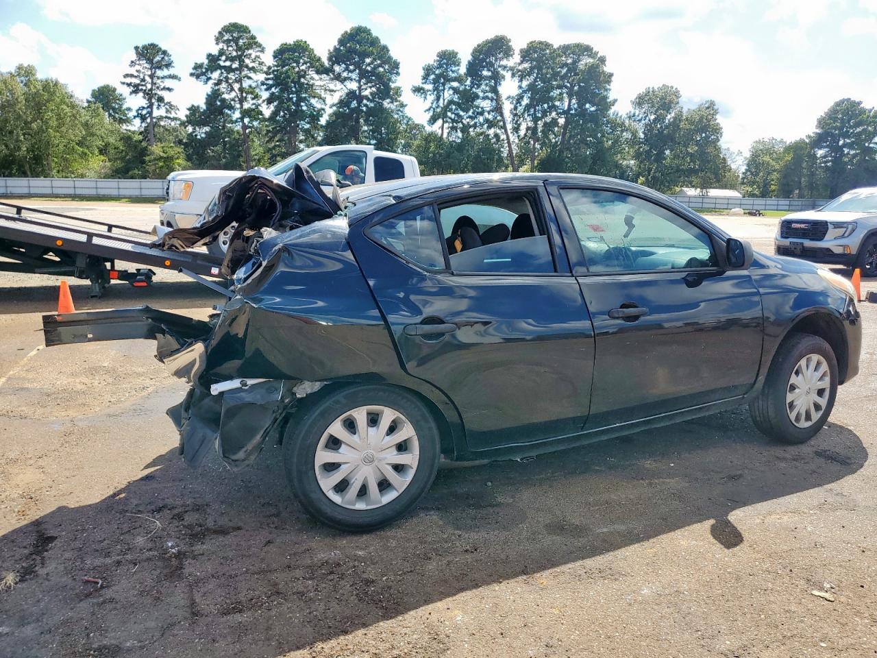Nissan Versa S Image 2