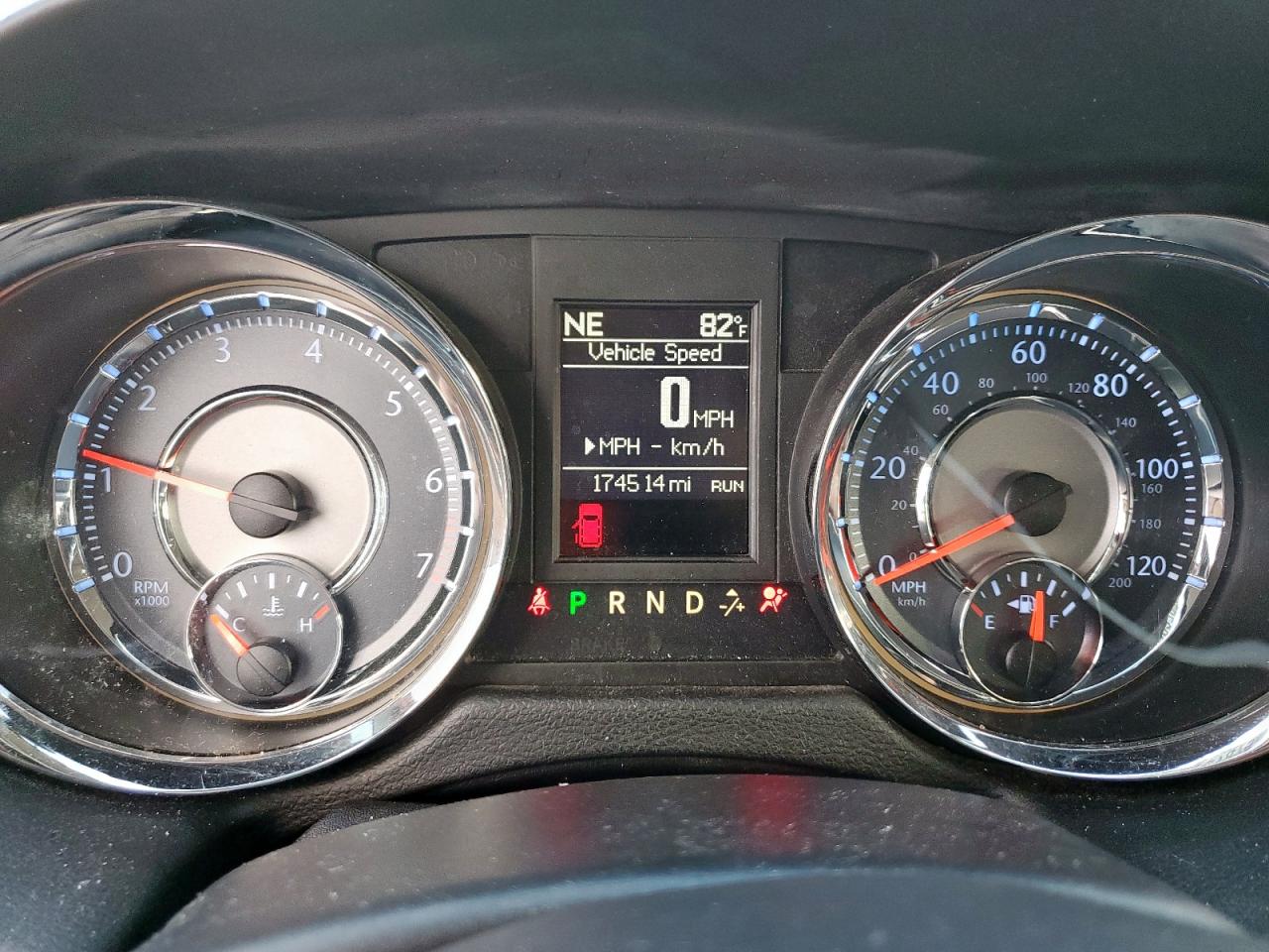 Chrysler Minivan Touring Image 8