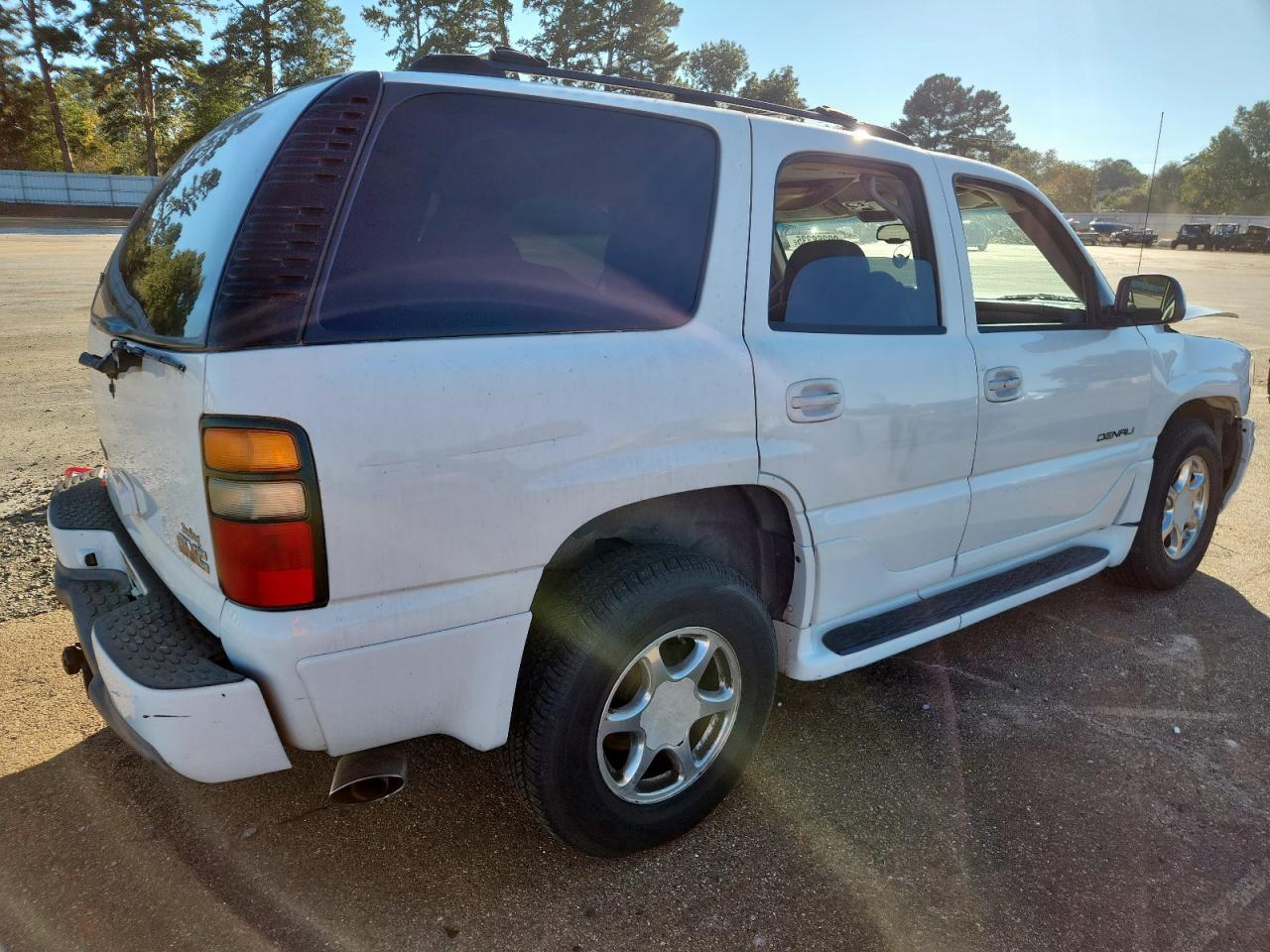 GMC Yukon Denali Image 8