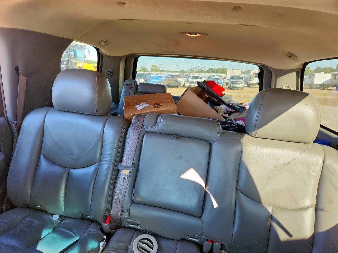 GMC Yukon Denali Image 9