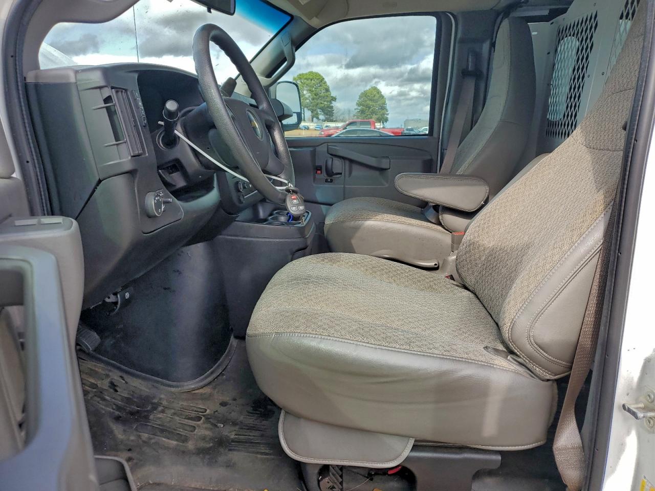 Chevrolet Express Image 8